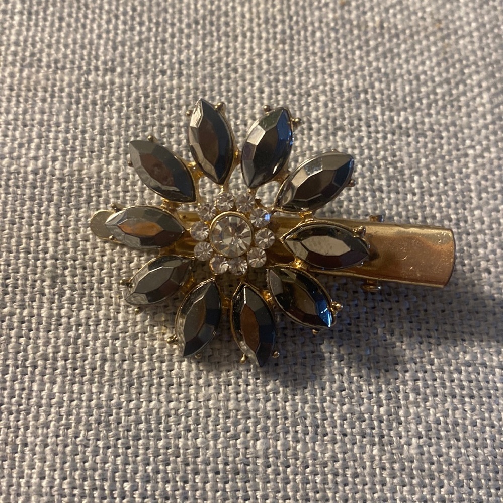 Flower hair clip 🌸